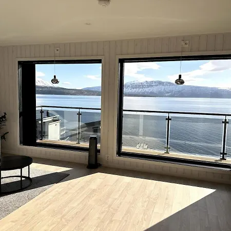 Modern And Cozy Fjord View Kjerrvika