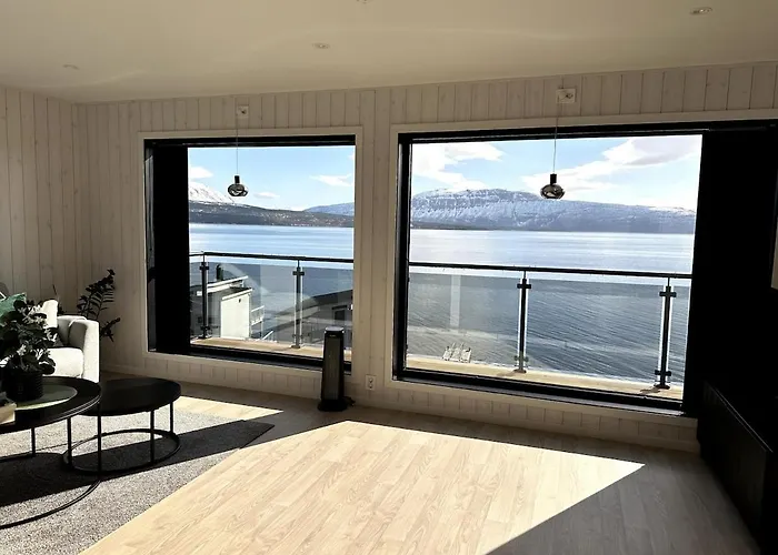 Modern And Cozy Fjord View Kjerrvika