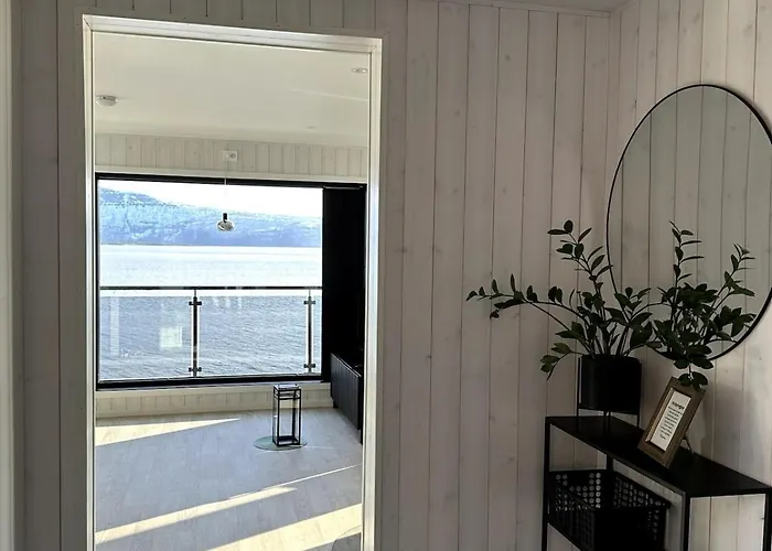 Modern And Cozy Fjord View Kjerrvika