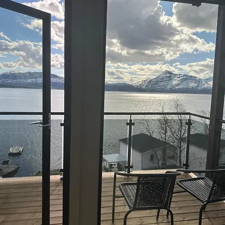 Modern And Cozy Fjord View Kjerrvika